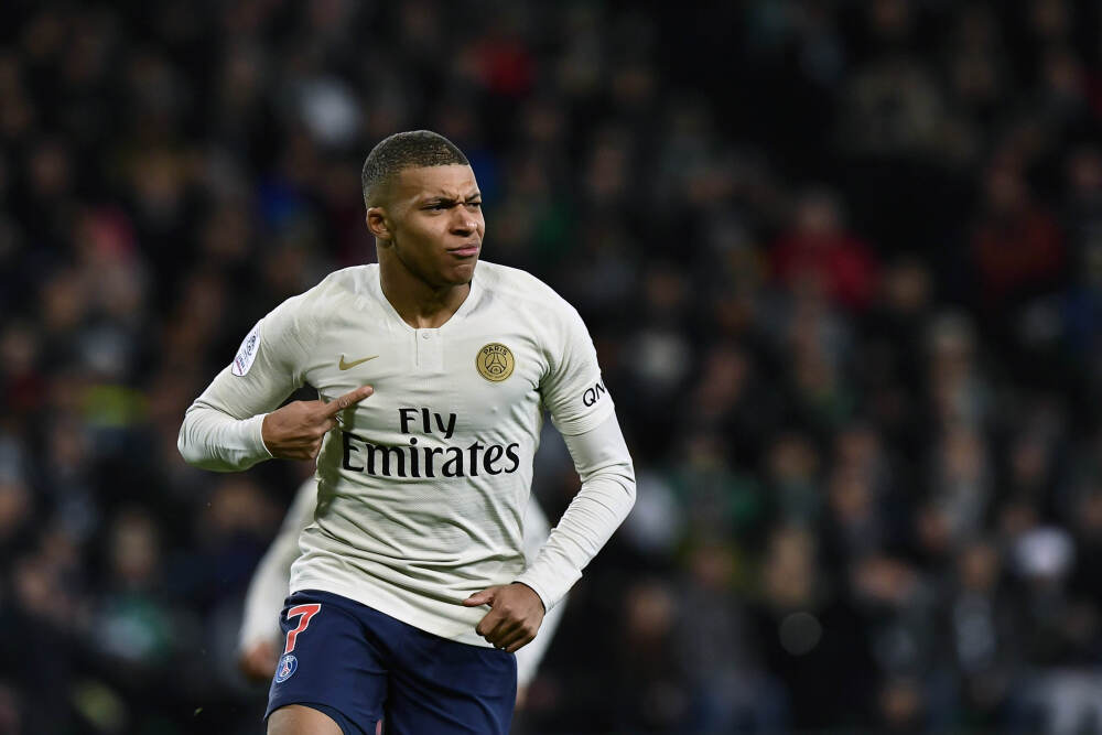 美股三大指数收盘涨跌不一 热门中概股多数下跌 隔夜美股芯片巨头AMD大涨9% 苏姿丰给出乐观AI市场预期 Waymo率先推出高速公路Robotaxi服务 ｜从华尔街到陆家嘴